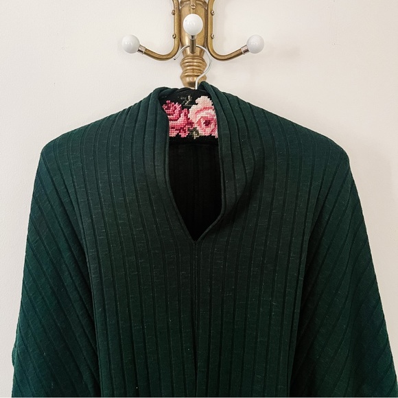 LE CHATEAU Green Batwing Poncho - Picture 2 of 3